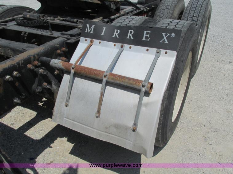 image for item G9472 2003 Freightliner Century Class ST120 semi truck