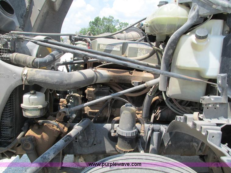 image for item G9472 2003 Freightliner Century Class ST120 semi truck