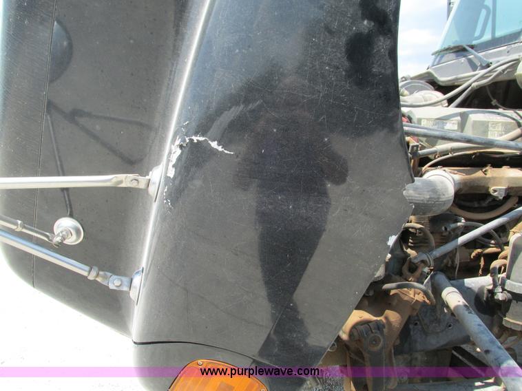 image for item G9472 2003 Freightliner Century Class ST120 semi truck