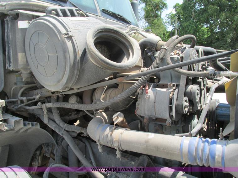 image for item G9472 2003 Freightliner Century Class ST120 semi truck