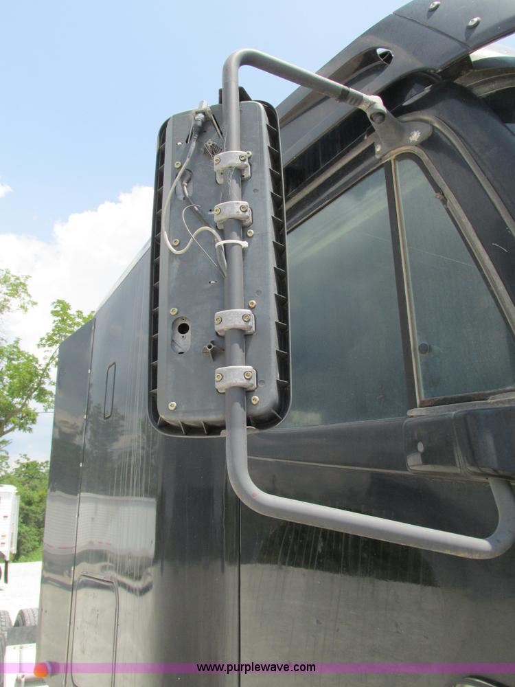 image for item G9472 2003 Freightliner Century Class ST120 semi truck