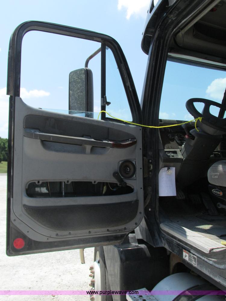 image for item G9472 2003 Freightliner Century Class ST120 semi truck