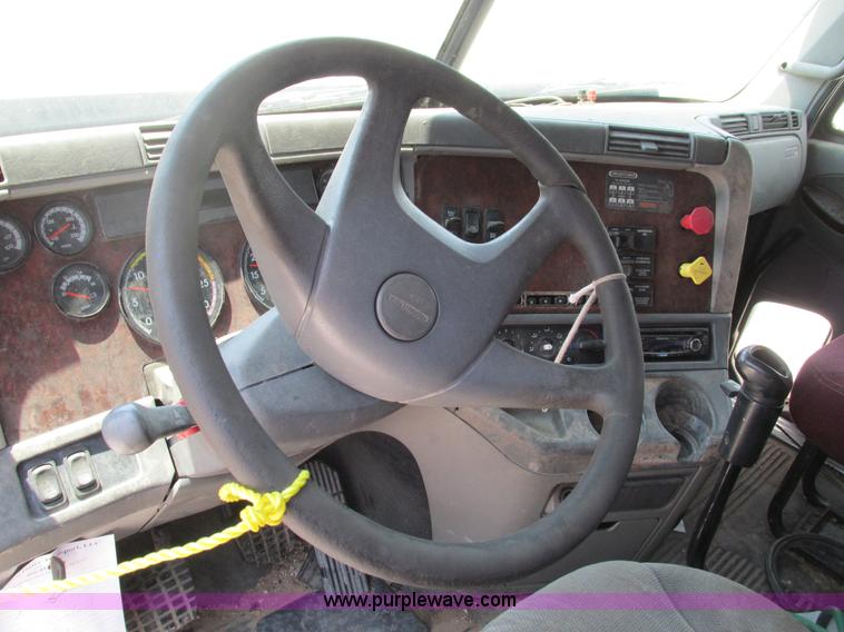 image for item G9472 2003 Freightliner Century Class ST120 semi truck