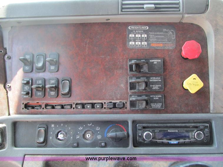 image for item G9472 2003 Freightliner Century Class ST120 semi truck