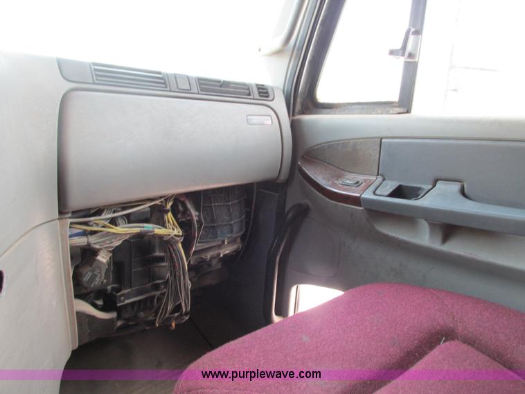 image for item G9472 2003 Freightliner Century Class ST120 semi truck