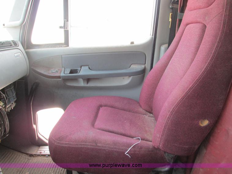 image for item G9472 2003 Freightliner Century Class ST120 semi truck