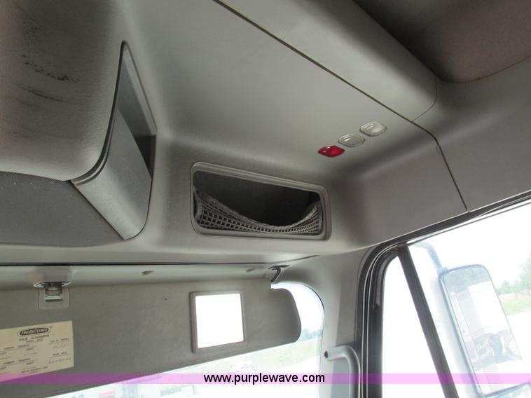 image for item G9472 2003 Freightliner Century Class ST120 semi truck