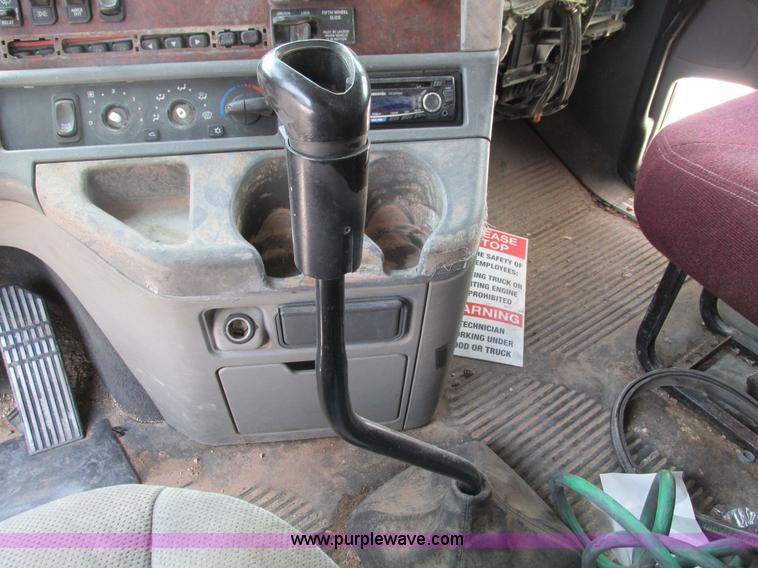 image for item G9472 2003 Freightliner Century Class ST120 semi truck