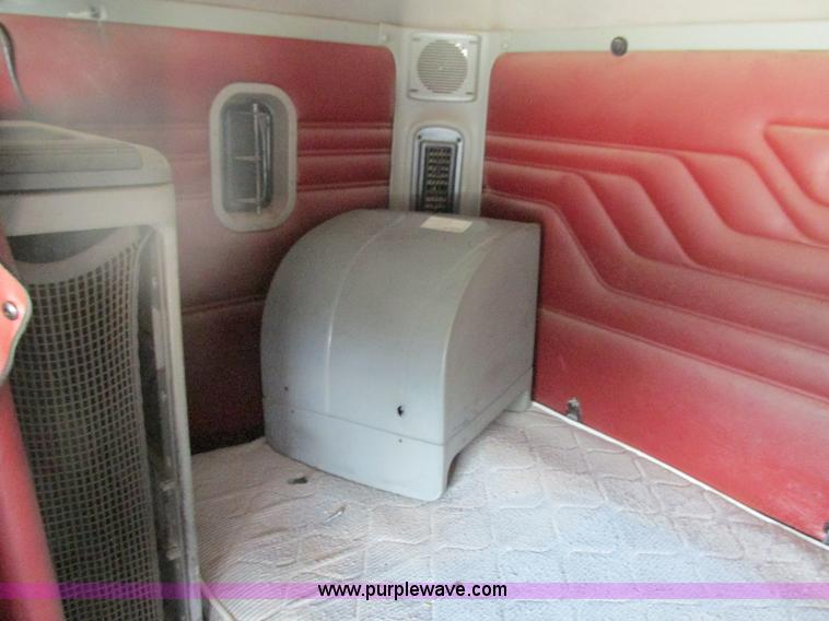 image for item G9472 2003 Freightliner Century Class ST120 semi truck