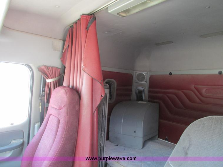 image for item G9472 2003 Freightliner Century Class ST120 semi truck