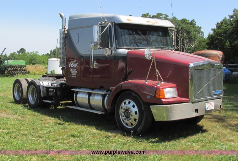 image for item G9498 1995 Volvo WIA semi truck