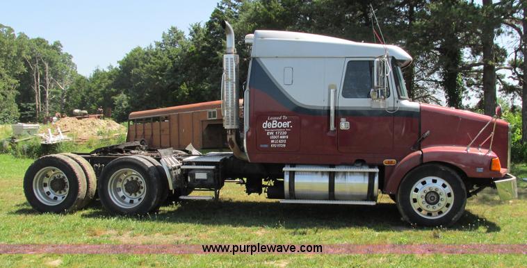 image for item G9498 1995 Volvo WIA semi truck