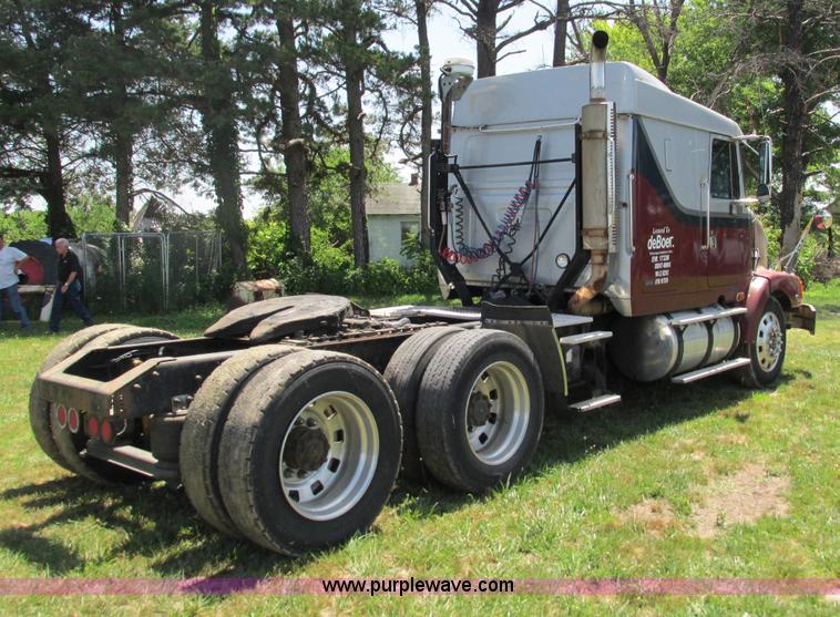image for item G9498 1995 Volvo WIA semi truck
