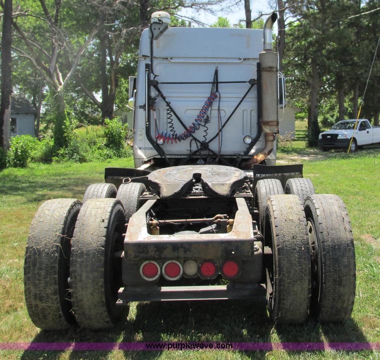 image for item G9498 1995 Volvo WIA semi truck