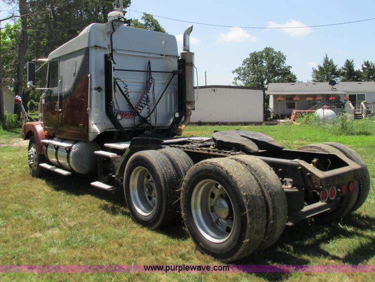 image for item G9498 1995 Volvo WIA semi truck