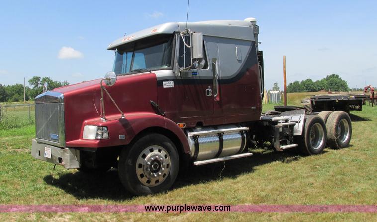 image for item G9498 1995 Volvo WIA semi truck