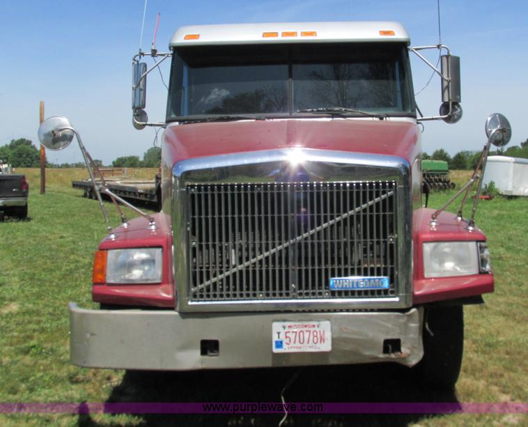 image for item G9498 1995 Volvo WIA semi truck