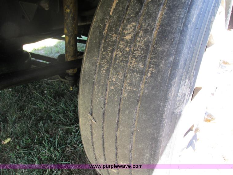 image for item G9498 1995 Volvo WIA semi truck