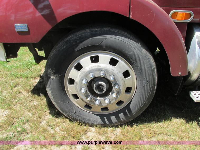 image for item G9498 1995 Volvo WIA semi truck