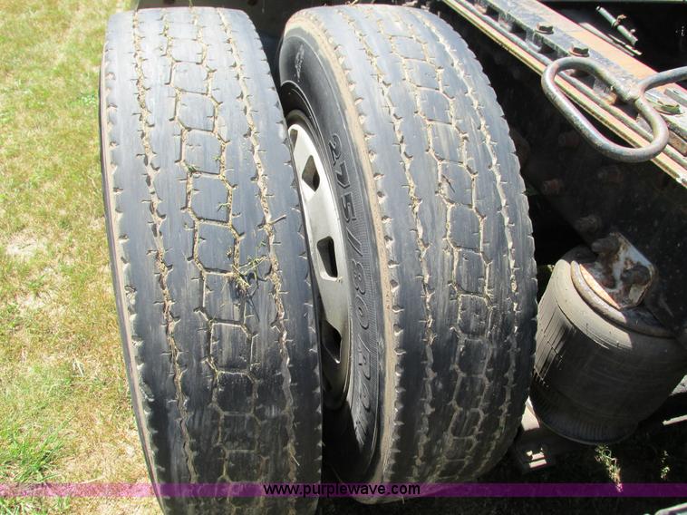 image for item G9498 1995 Volvo WIA semi truck