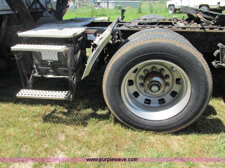 image for item G9498 1995 Volvo WIA semi truck