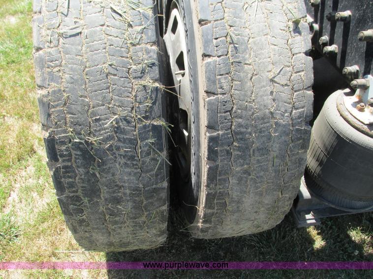 image for item G9498 1995 Volvo WIA semi truck