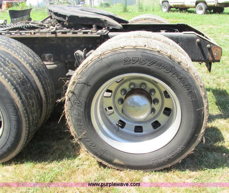 image for item G9498 1995 Volvo WIA semi truck