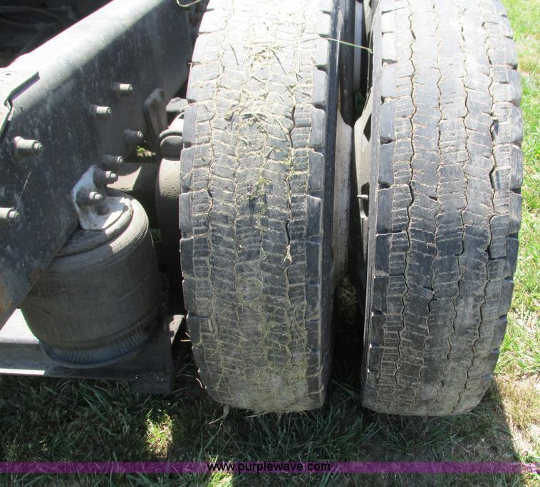 image for item G9498 1995 Volvo WIA semi truck