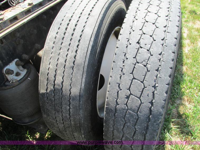 image for item G9498 1995 Volvo WIA semi truck