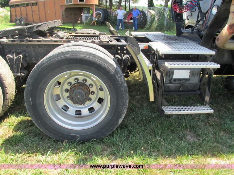 image for item G9498 1995 Volvo WIA semi truck