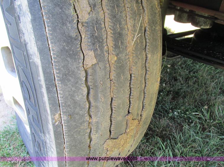 image for item G9498 1995 Volvo WIA semi truck