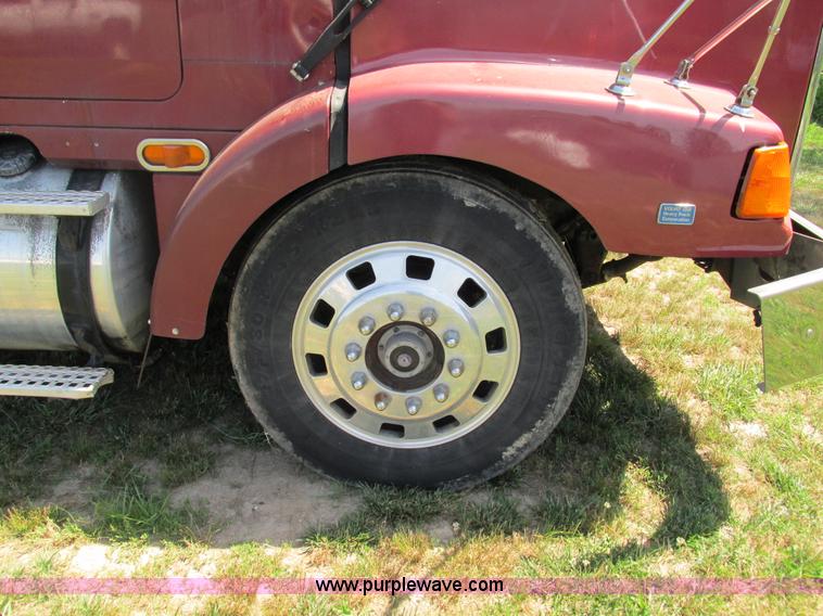 image for item G9498 1995 Volvo WIA semi truck