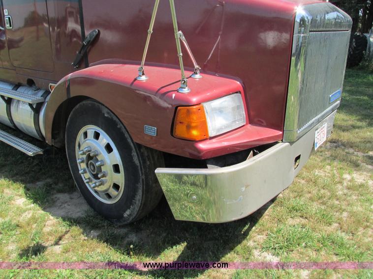 image for item G9498 1995 Volvo WIA semi truck