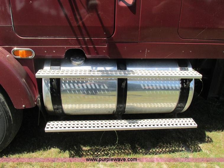 image for item G9498 1995 Volvo WIA semi truck