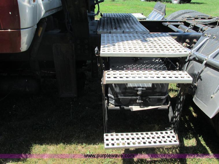 image for item G9498 1995 Volvo WIA semi truck