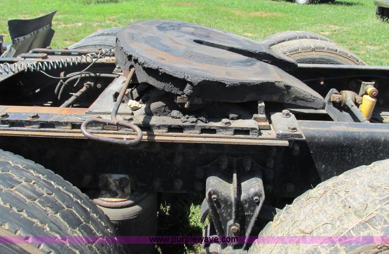 image for item G9498 1995 Volvo WIA semi truck