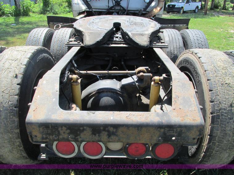 image for item G9498 1995 Volvo WIA semi truck