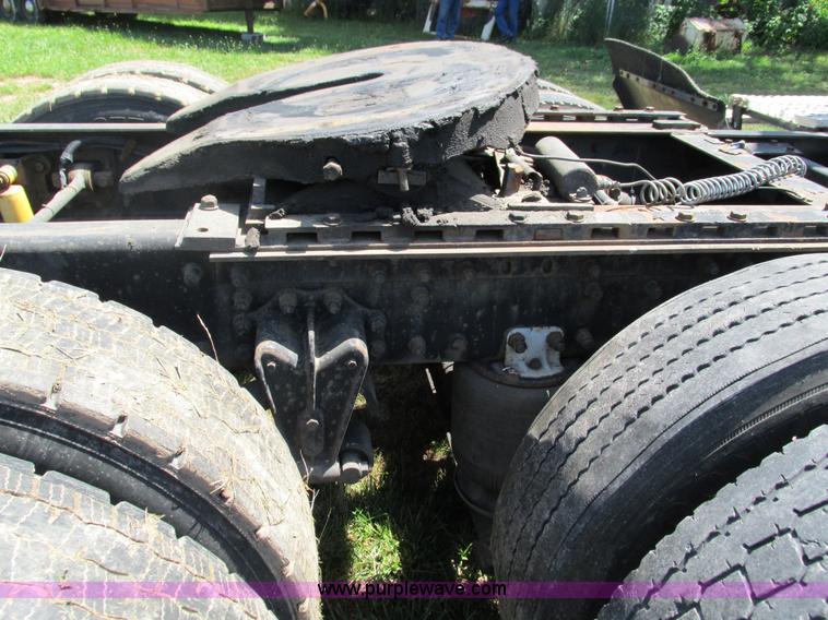 image for item G9498 1995 Volvo WIA semi truck