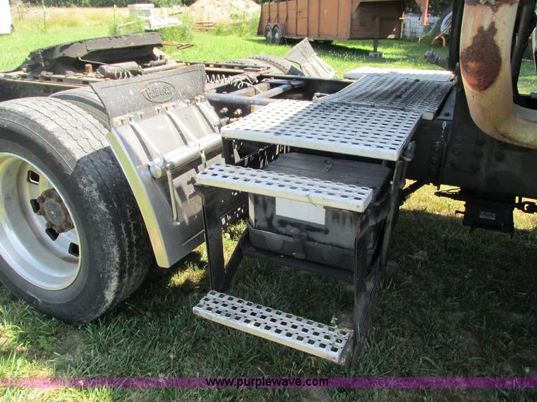 image for item G9498 1995 Volvo WIA semi truck