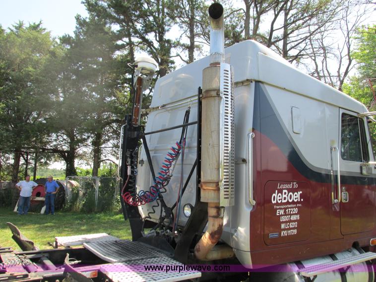 image for item G9498 1995 Volvo WIA semi truck