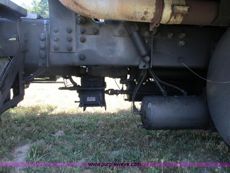 image for item G9498 1995 Volvo WIA semi truck