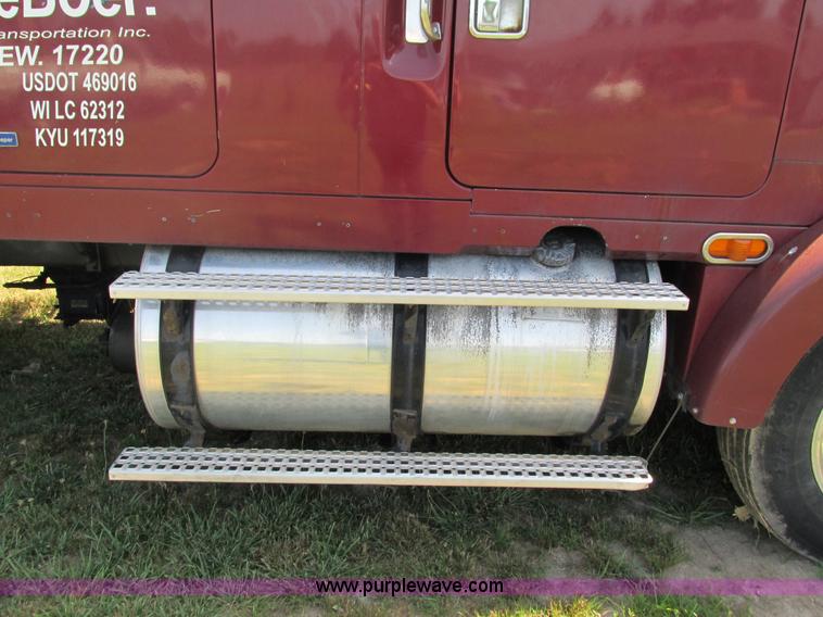 image for item G9498 1995 Volvo WIA semi truck