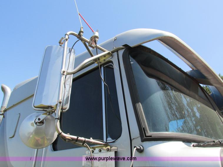 image for item G9498 1995 Volvo WIA semi truck