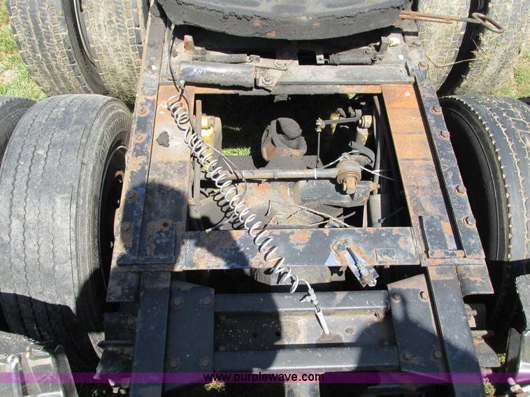 image for item G9498 1995 Volvo WIA semi truck