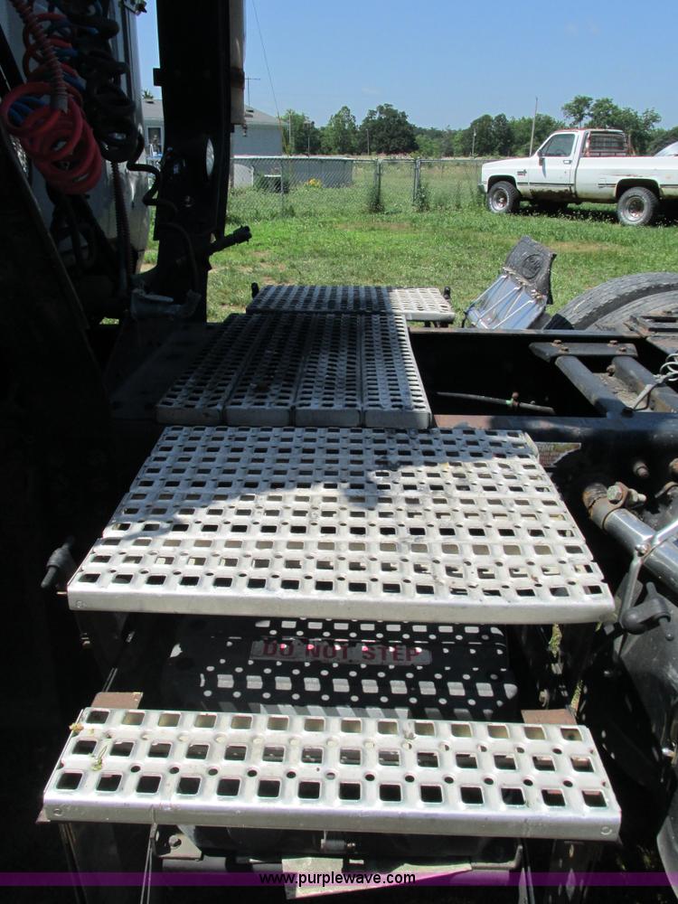 image for item G9498 1995 Volvo WIA semi truck