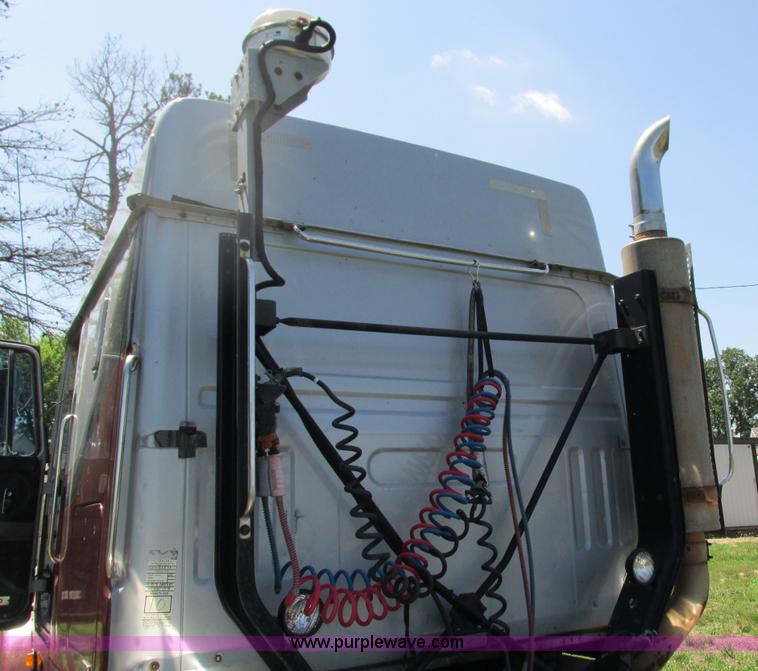 image for item G9498 1995 Volvo WIA semi truck