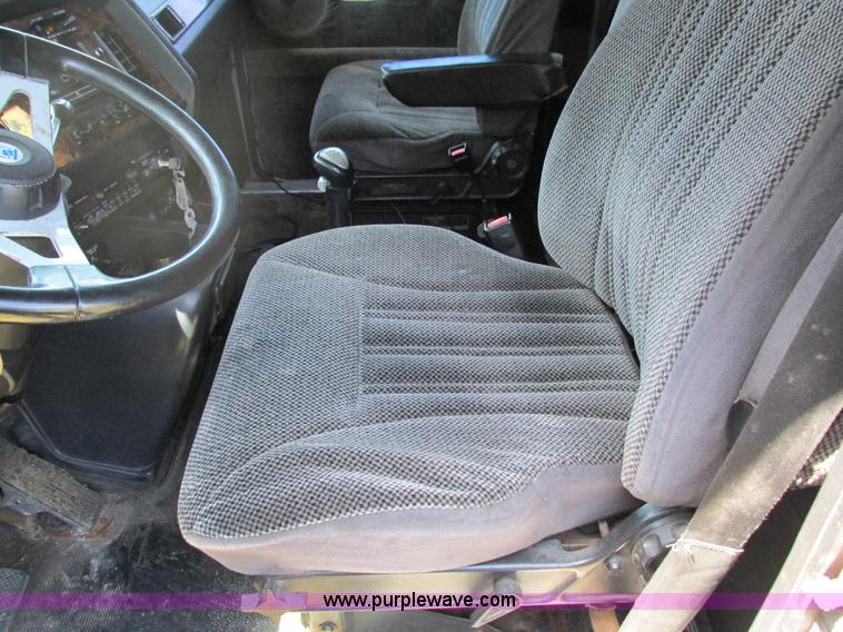 image for item G9498 1995 Volvo WIA semi truck