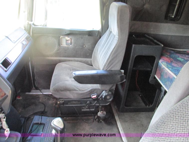 image for item G9498 1995 Volvo WIA semi truck