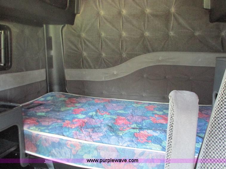 image for item G9498 1995 Volvo WIA semi truck