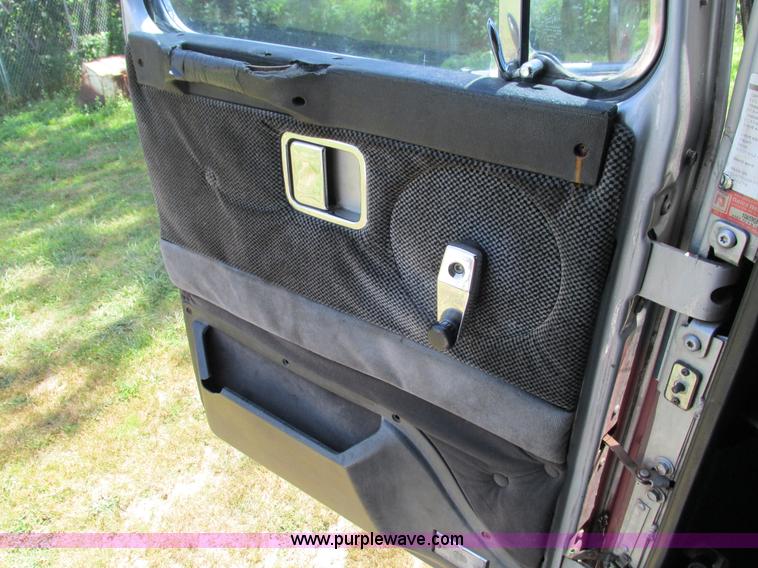 image for item G9498 1995 Volvo WIA semi truck